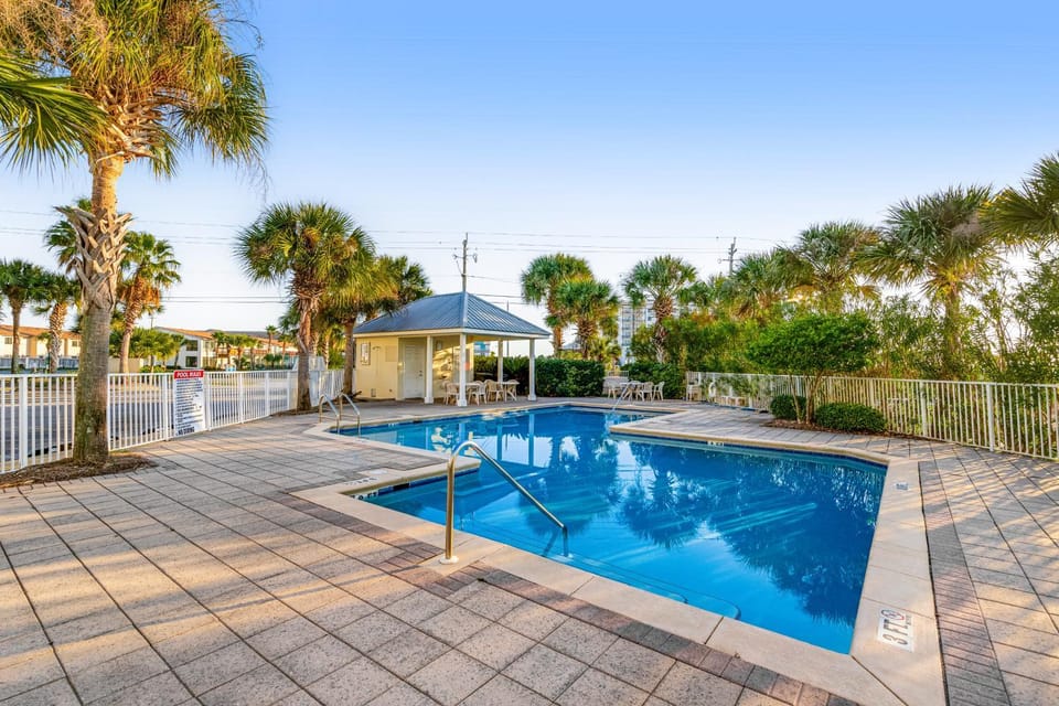 Sunny beachside condo with pool central AC & washer&dryer House in Pensacola Beach