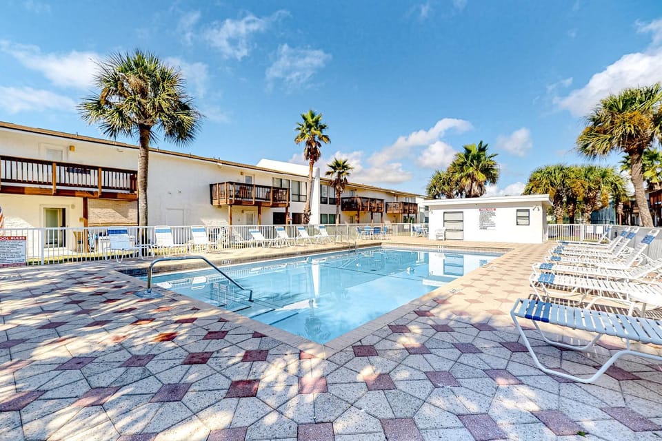 Inviting condo near the beach with patio tennis pool & W&D House in Pensacola Beach