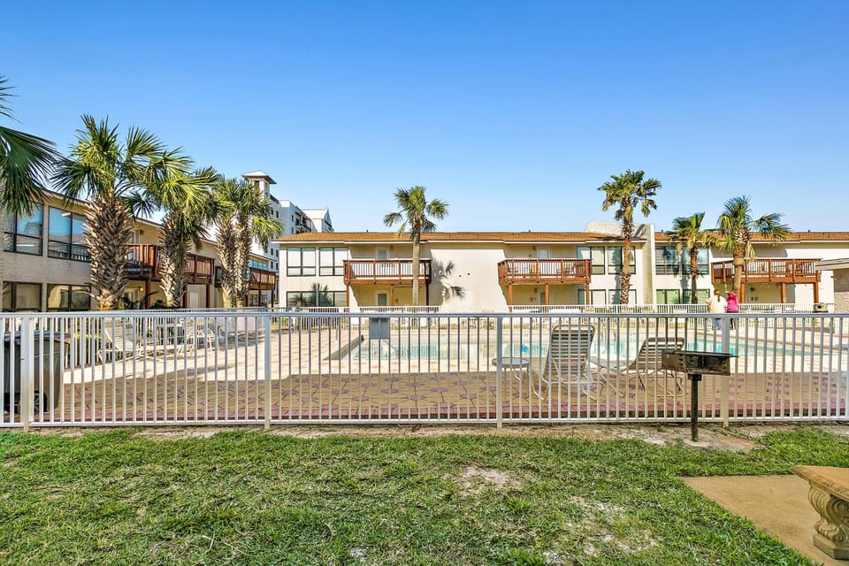 Inviting condo near the beach with patio tennis pool & W&D House in Pensacola Beach