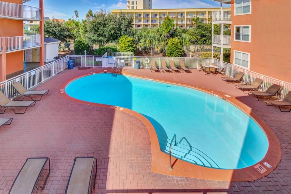 Cozy coastal condo with patio shared pool & beach access House in Miramar Beach