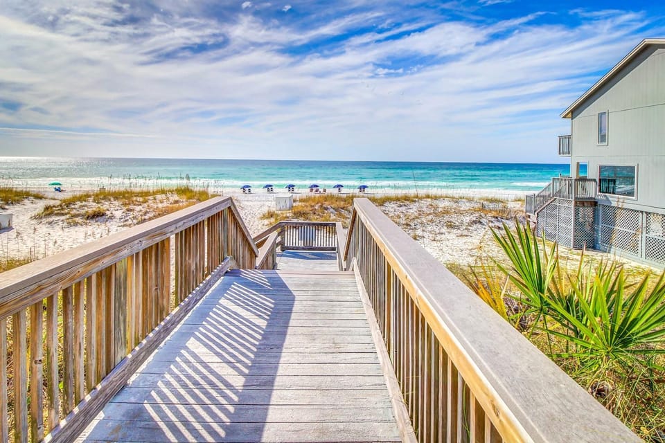 Cozy coastal condo with patio shared pool & beach access House in Miramar Beach
