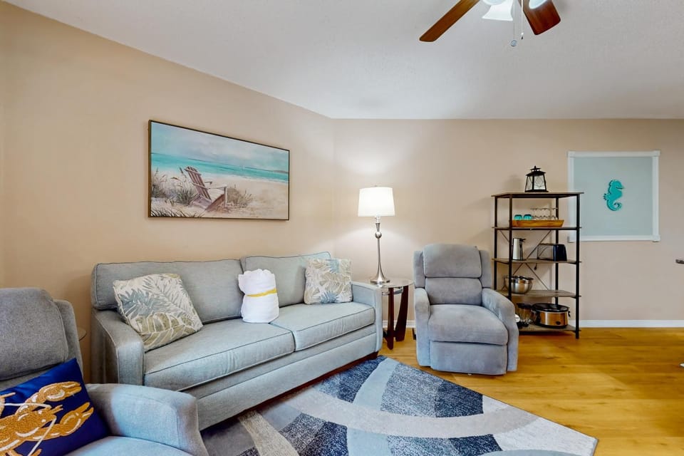 Cozy coastal condo with patio shared pool & beach access House in Miramar Beach
