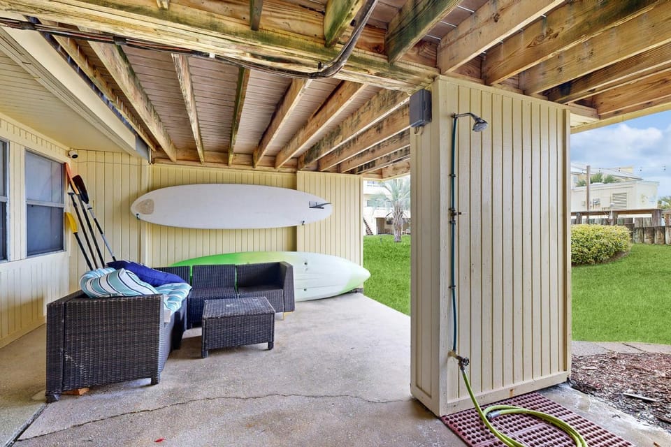 Sound view townhome with balcony alfresco dining AC & W&D - snowbird-friendly House in Pensacola Beach