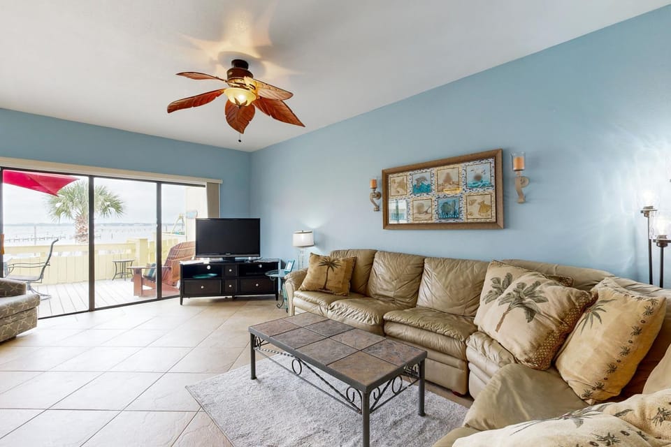 Sound view townhome with balcony alfresco dining AC & W&D - snowbird-friendly House in Pensacola Beach