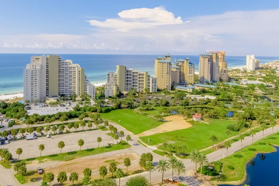 Cozy coastal studio with shared pool beach access and close to everything Apartment in Miramar Beach