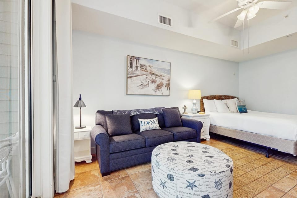 Cozy coastal studio with shared pool beach access and close to everything Apartment in Miramar Beach