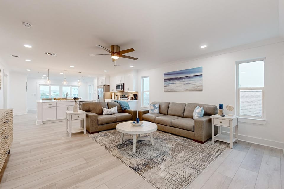Gorgeous dog-friendly condo private balcony and close to beach House in Pensacola Beach