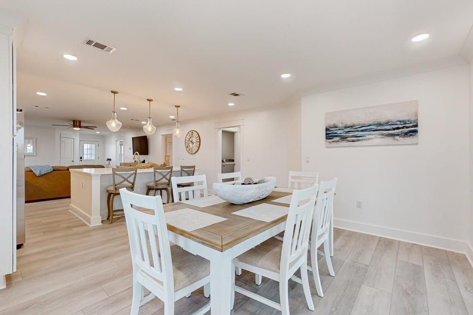 Gorgeous dog-friendly condo private balcony and close to beach House in Pensacola Beach