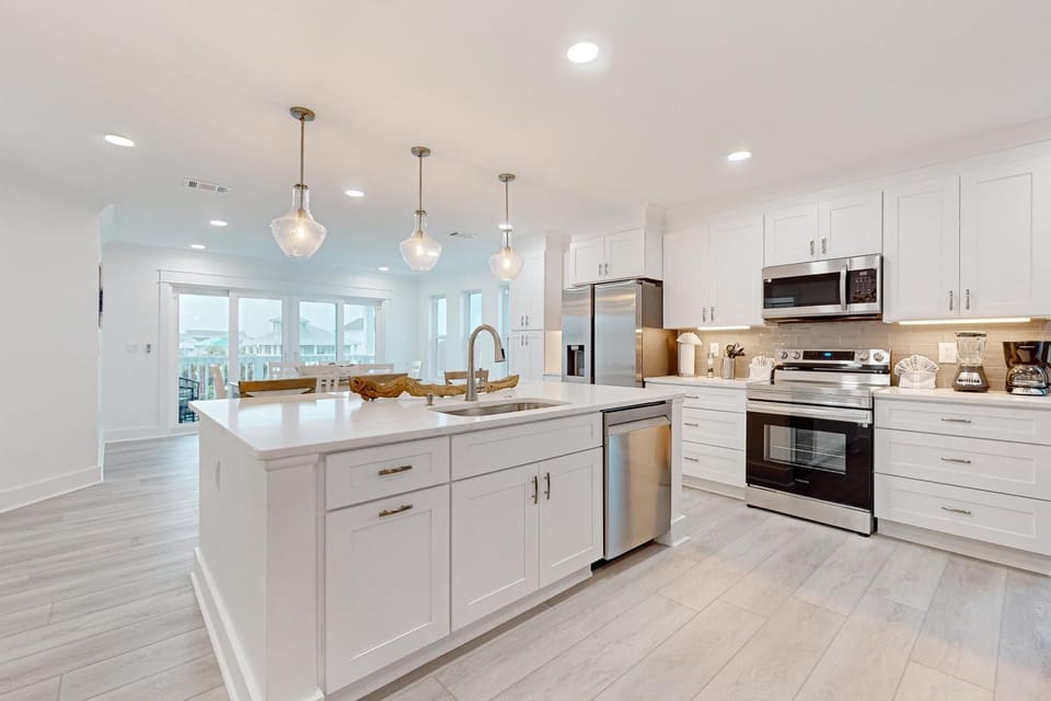 Gorgeous dog-friendly condo private balcony and close to beach House in Pensacola Beach