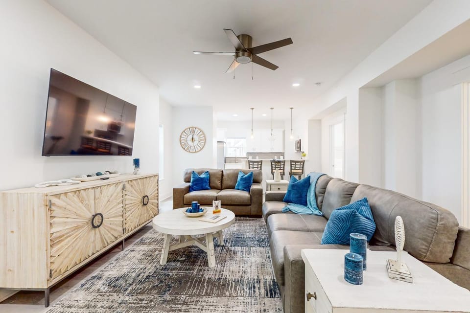 Beautiful dog-friendly condo private washer&dryer and close to beach House in Pensacola Beach