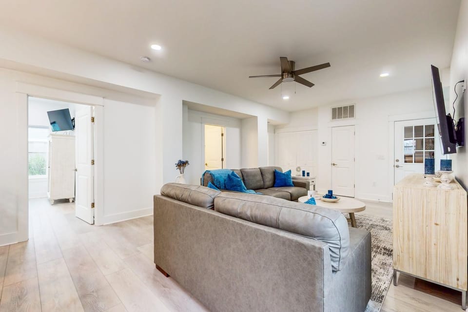 Beautiful dog-friendly condo private washer&dryer and close to beach House in Pensacola Beach