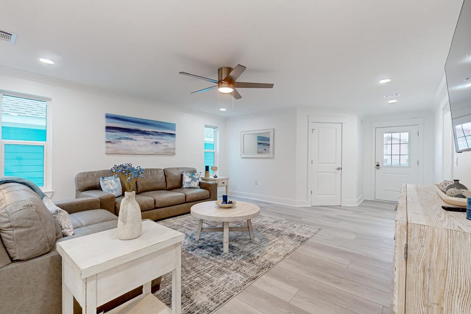 Gorgeous Dog-Friendly Home with Private W&D and Close to the Beach House in Pensacola Beach