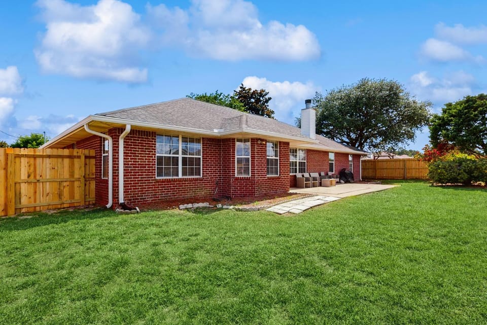 Gorgeous coastal home dog-friendly game room and close to everything House in Alabama