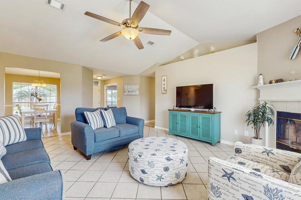 Gorgeous coastal home dog-friendly game room and close to everything House in Alabama