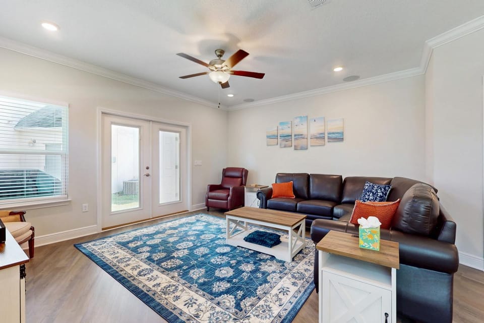 Spacious townhome dog-friendly w full kitchen & shared pool House in Alabama