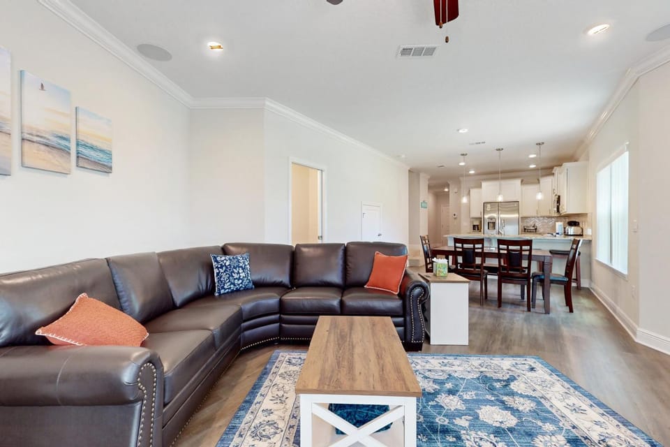 Spacious townhome dog-friendly w full kitchen & shared pool House in Alabama