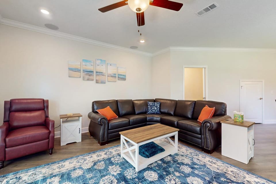 Spacious townhome dog-friendly w full kitchen & shared pool House in Alabama