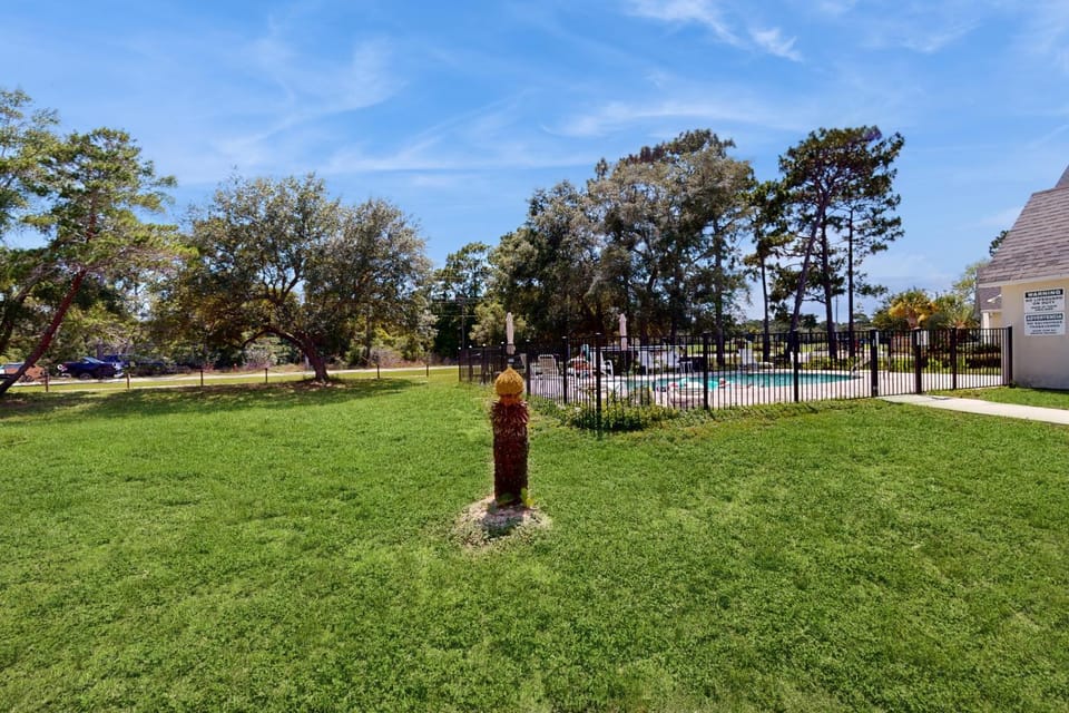 Spacious townhome dog-friendly w full kitchen & shared pool House in Florida