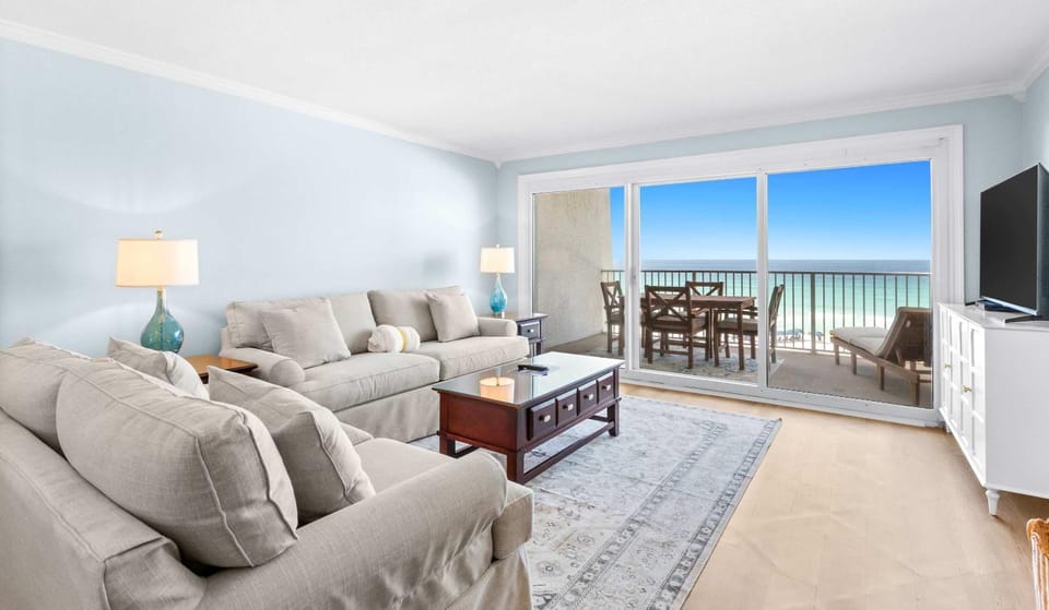 Third-floor condo with beach access & views & outdoor pool House in Miramar Beach