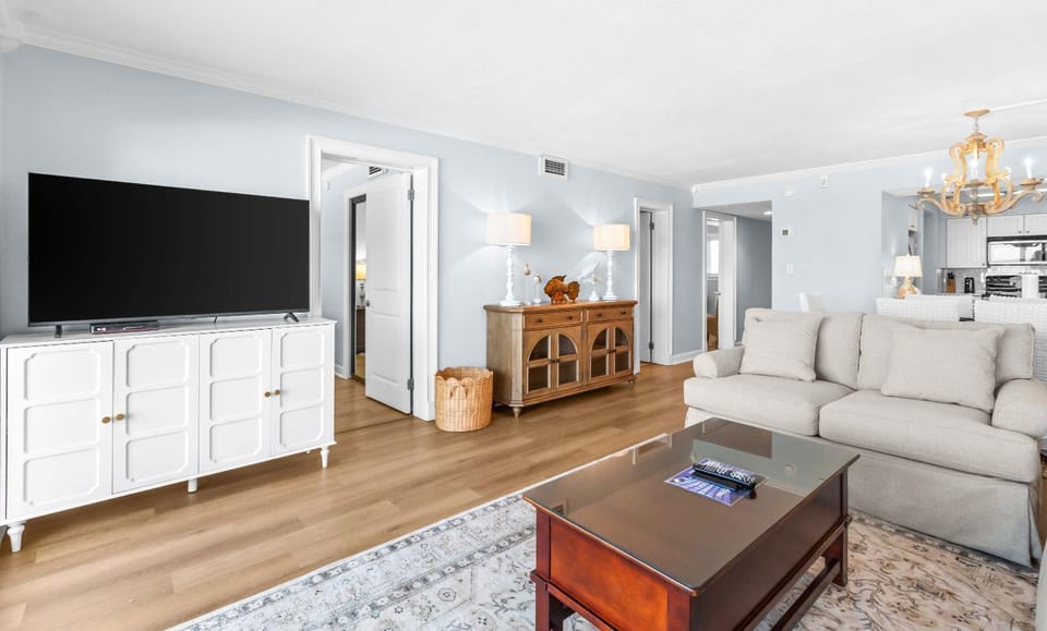 Third-floor condo with beach access & views & outdoor pool House in Miramar Beach