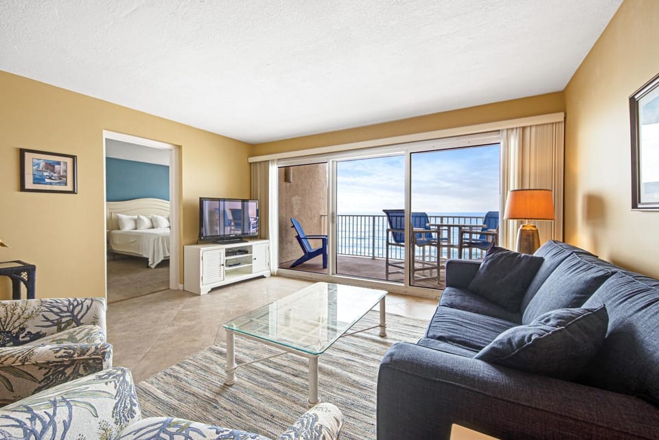Welcoming Fourth-floor Condo with outdoor Pool & Tennis House in Miramar Beach