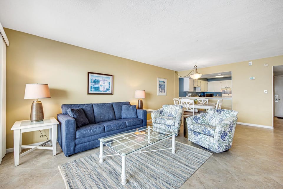 Welcoming Fourth-floor Condo with outdoor Pool & Tennis House in Miramar Beach