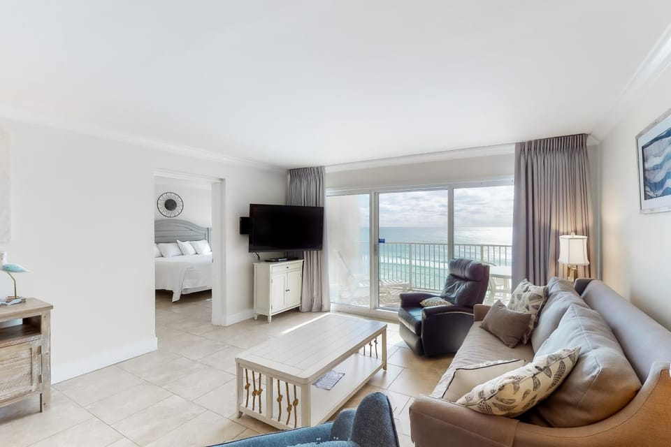 5th Floor Pretty Gulf-front Condo Great Amenities Near shops and dining House in Miramar Beach