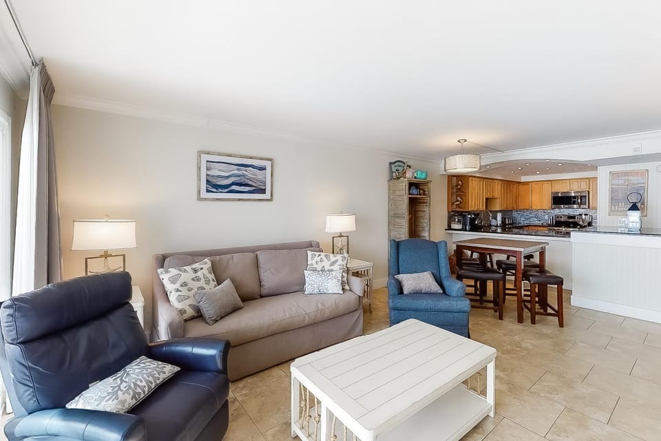 5th Floor Pretty Gulf-front Condo Great Amenities Near shops and dining House in Miramar Beach