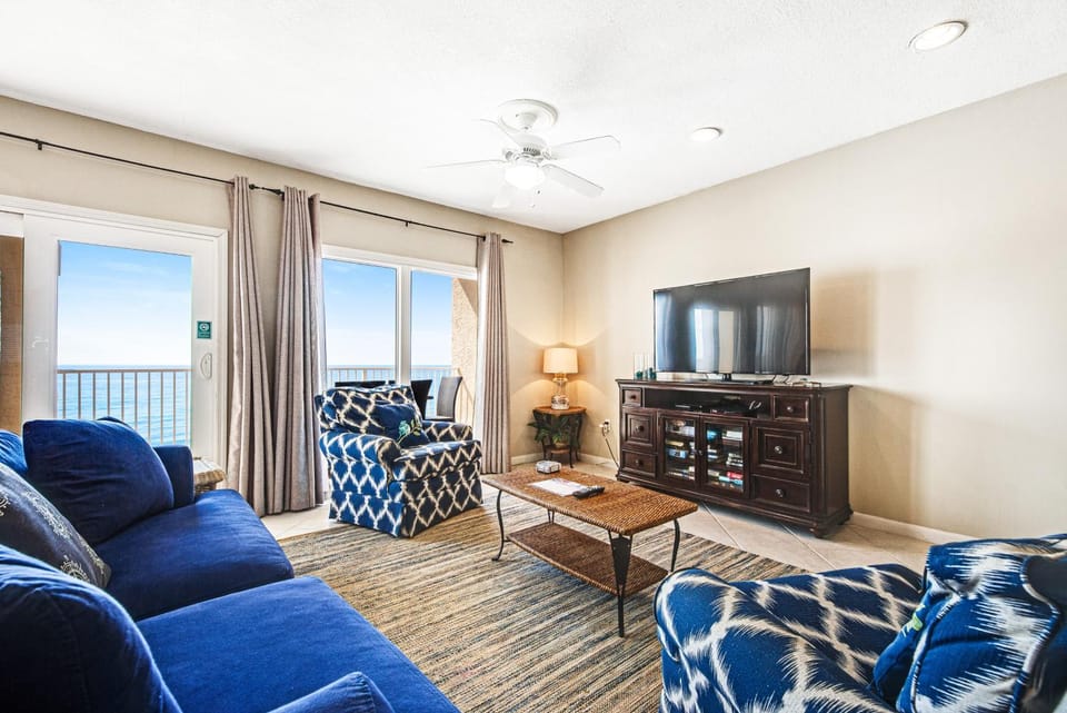 Seventh floor oceanfront condo with pool ocean view & central AC Apartment in Miramar Beach