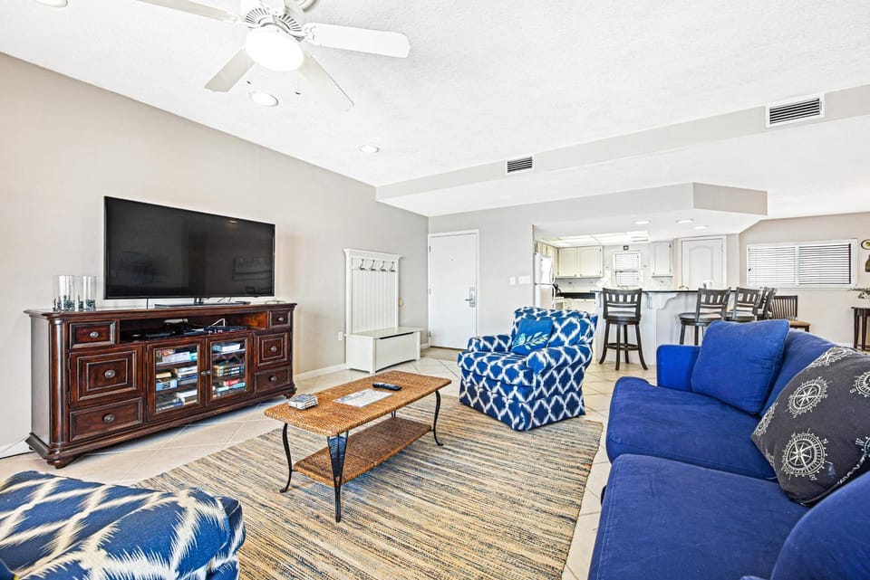 Seventh floor oceanfront condo with pool ocean view & central AC Apartment in Miramar Beach
