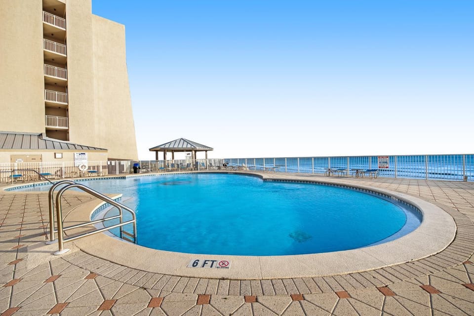 Seventh floor oceanfront condo with pool ocean view & central AC Apartment in Miramar Beach