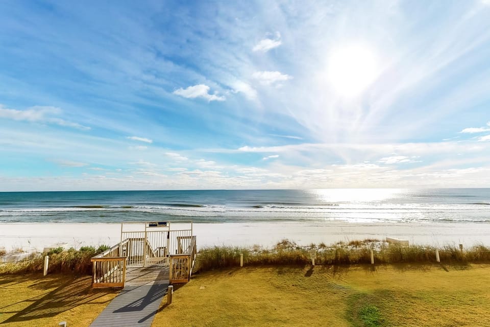 Gulf-front condo on bike path with beach views outdoor pool tennis & gym House in Miramar Beach