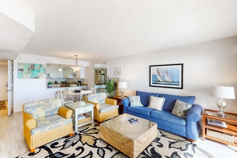 Gulf-front condo on bike path with beach views outdoor pool tennis & gym House in Miramar Beach