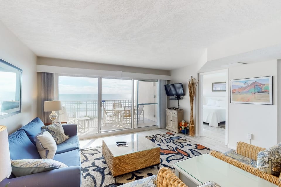 Gulf-front condo on bike path with beach views outdoor pool tennis & gym House in Miramar Beach