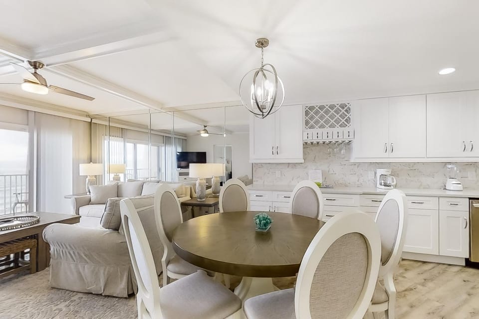 Magnificent Sixth-floor Oceanfront Condo with pool Tennis & Gym House in Miramar Beach