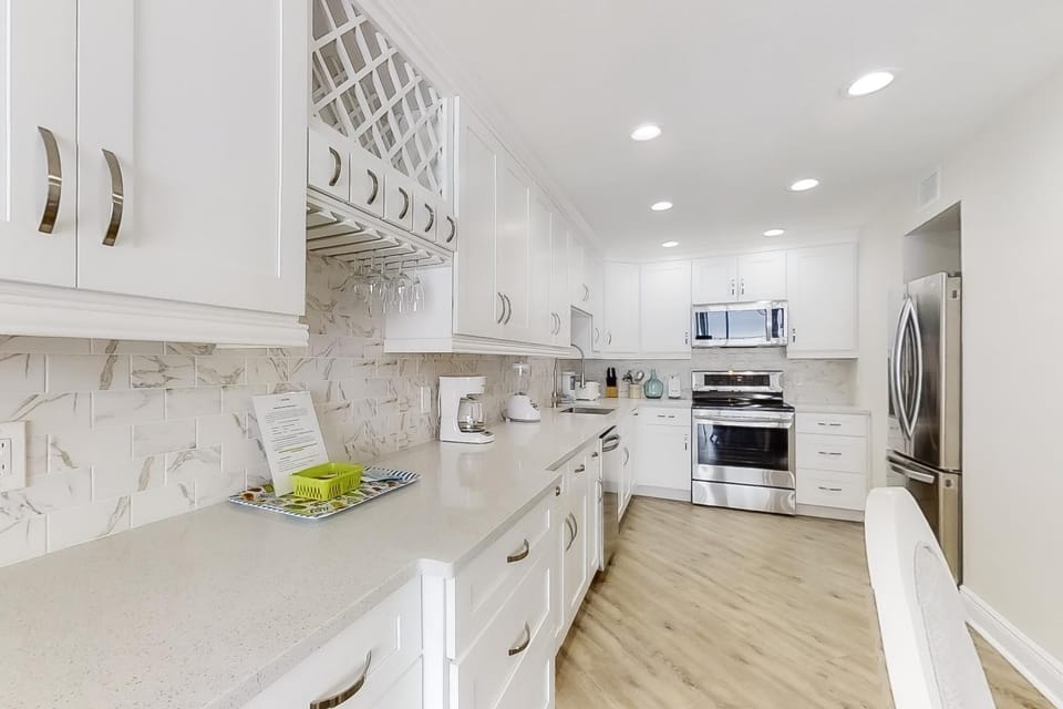 Magnificent Sixth-floor Oceanfront Condo with pool Tennis & Gym House in Miramar Beach
