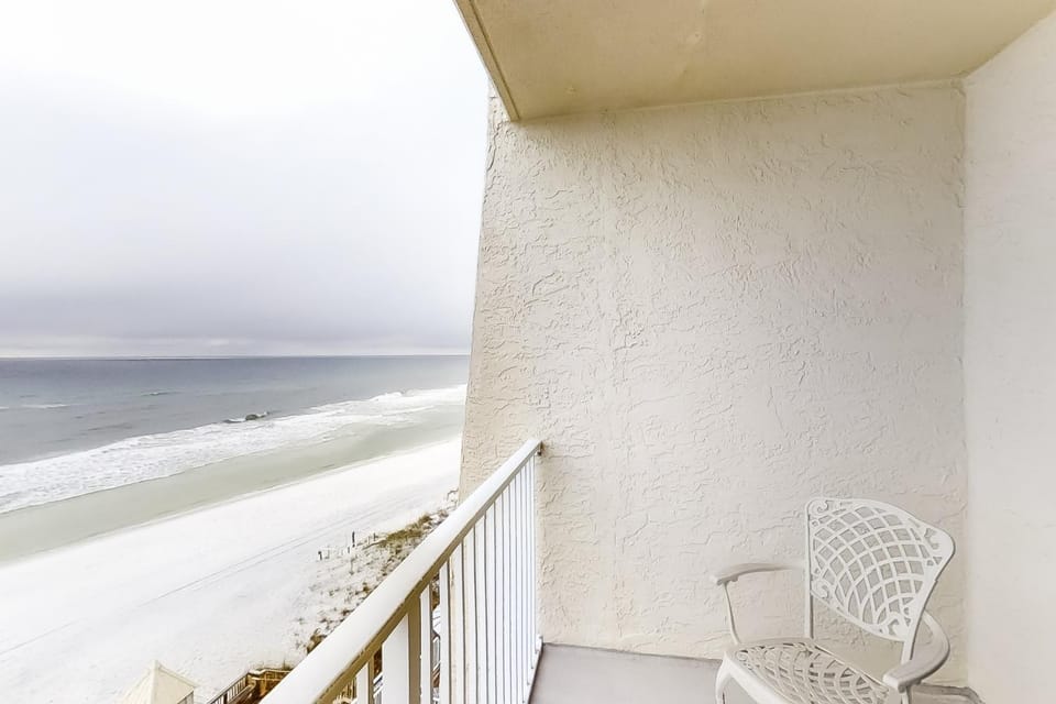Magnificent Sixth-floor Oceanfront Condo with pool Tennis & Gym House in Miramar Beach