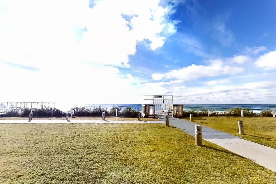 Gulf & beachfront condo with outdoor pool 2 tennis courts gym game room House in Miramar Beach