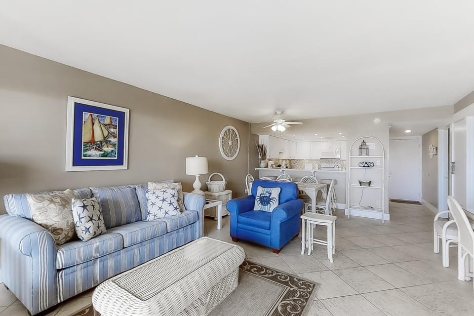 Gulf & beachfront condo with outdoor pool 2 tennis courts gym game room House in Miramar Beach