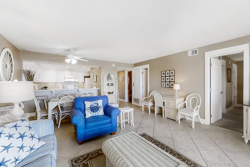 Gulf & beachfront condo with outdoor pool 2 tennis courts gym game room House in Miramar Beach