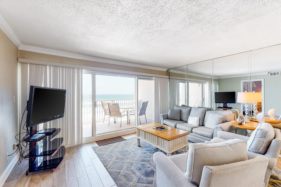 4th-floor Gulf-front condo with views pool access tennis court washer&dryer House in Miramar Beach