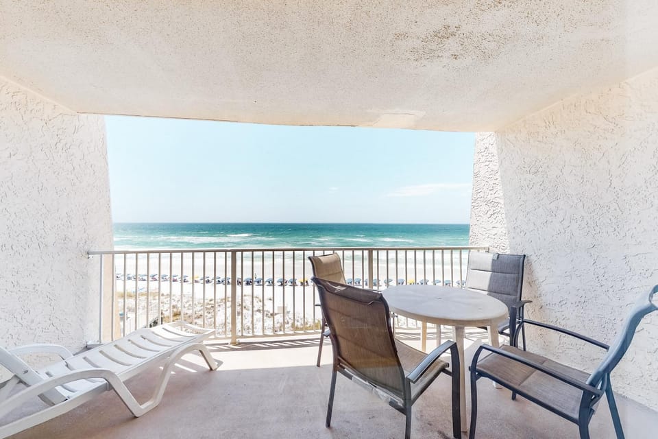 4th-floor Gulf-front condo with views pool access tennis court washer&dryer House in Miramar Beach