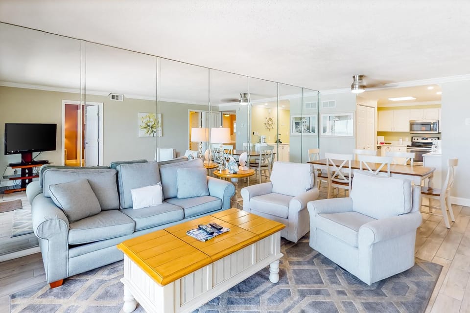 4th-floor Gulf-front condo with views pool access tennis court washer&dryer House in Miramar Beach