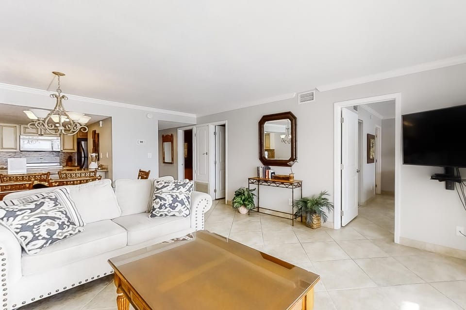 Fifth-floor Oceanfront Condo with outdoor Pool Gym & Tennis House in Miramar Beach