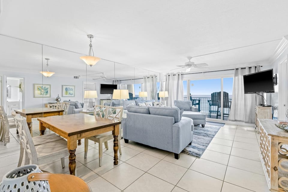 Snowbird-friendly Gulf-front condo with outdoor pool & gym House in Miramar Beach