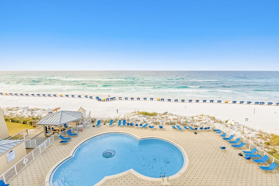 Snowbird-friendly Gulf-front condo with outdoor pool & gym House in Miramar Beach