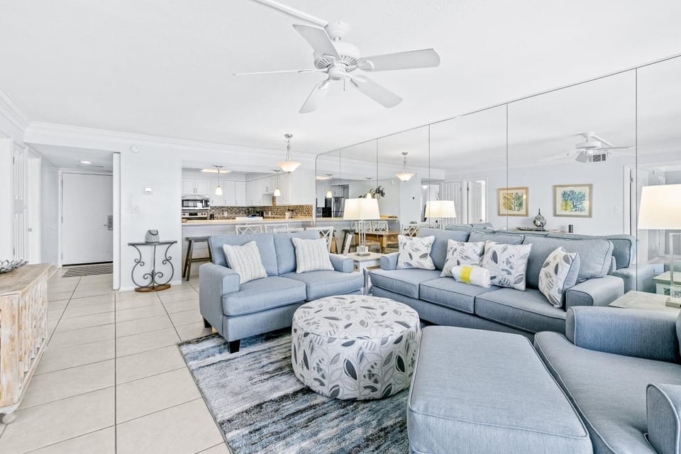 Snowbird-friendly Gulf-front condo with outdoor pool & gym House in Miramar Beach