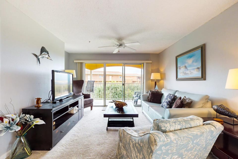Cozy condo with beach access plus pool tennis & pickleball - near everything House in Miramar Beach