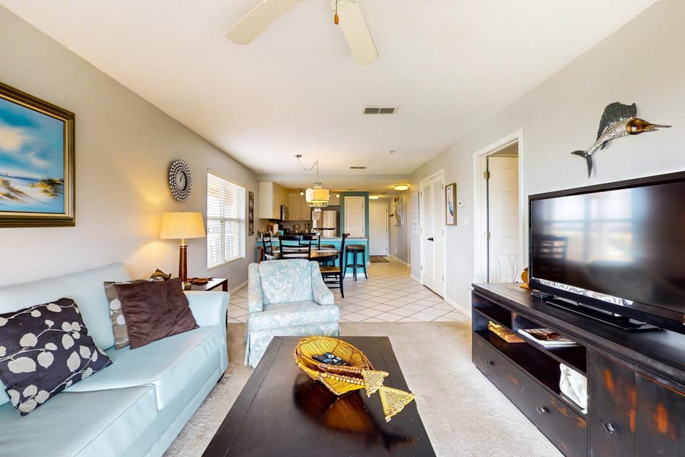 Cozy condo with beach access plus pool tennis & pickleball - near everything House in Miramar Beach
