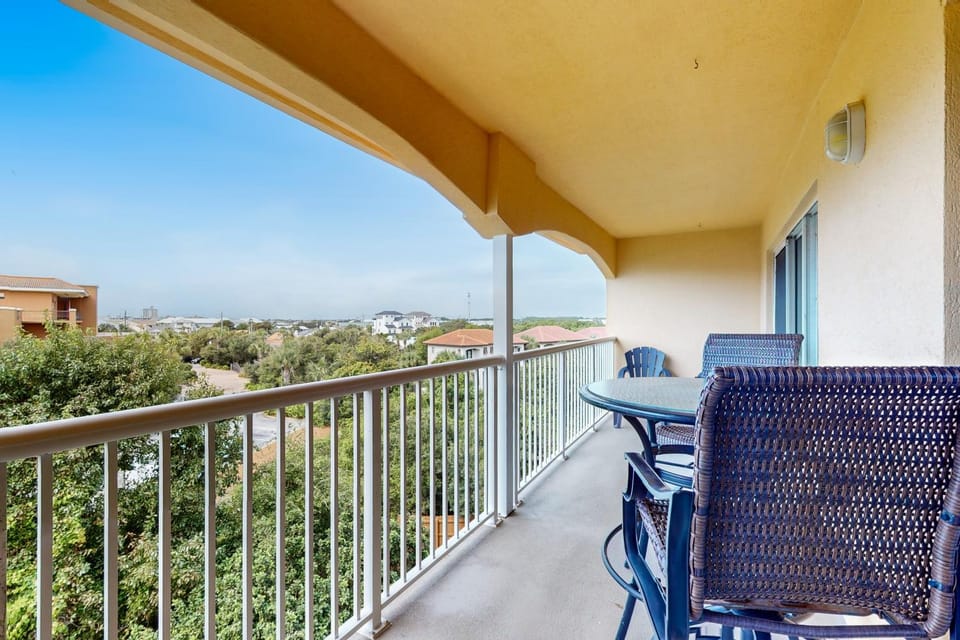 Cozy condo with beach access plus pool tennis & pickleball - near everything House in Miramar Beach